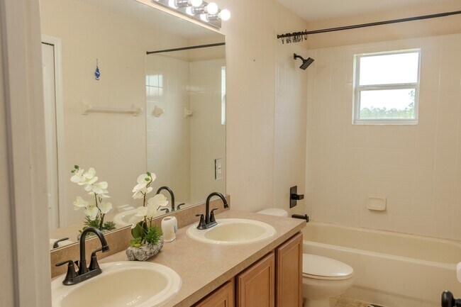Building Photo - 1557 Amaryllis Cir