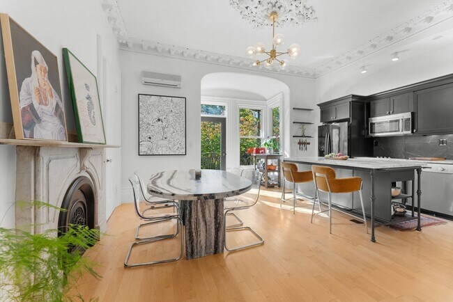 Building Photo - 18 Concord Square