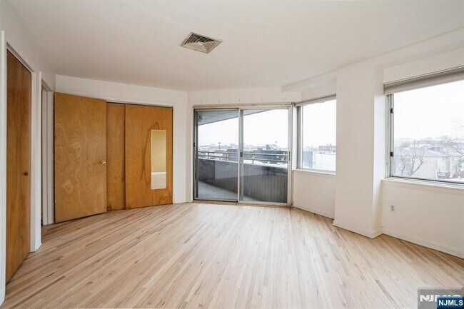 Building Photo - 364 Palisade Ave