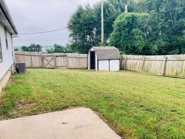Building Photo - Great Home With Large Yard