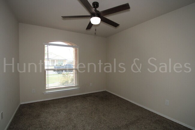 Building Photo - Classic Charm Meets Modern Comfort