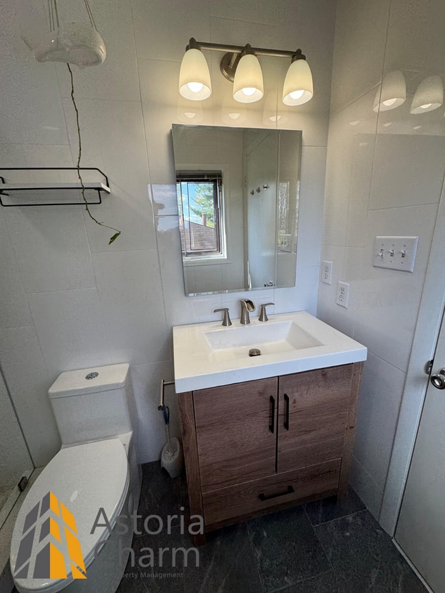 Building Photo - Spacious 5 Bedroom 3 Bath + Den Single Family Detached Home