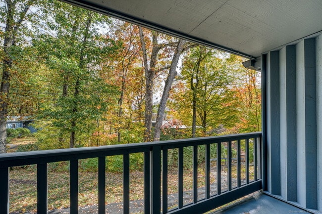 Building Photo - 10 Deepwood Dr