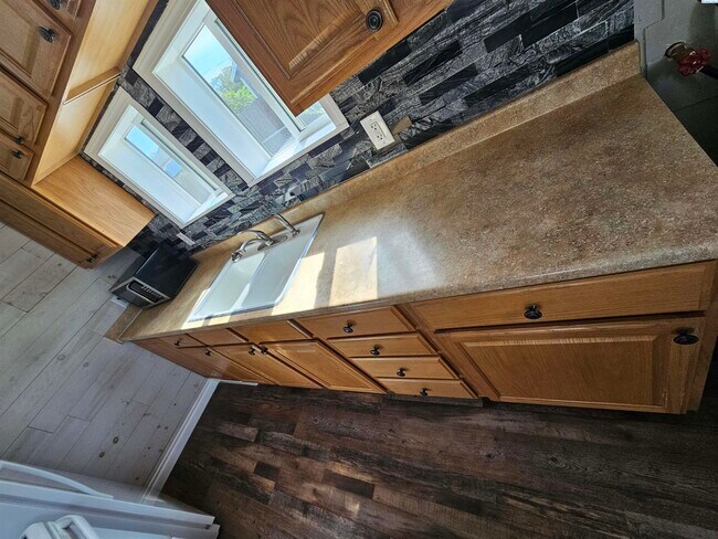 Building Photo - Charming Central Richland Rambler