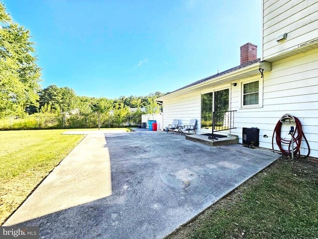 Building Photo - 8681 Mar Lynn Dr