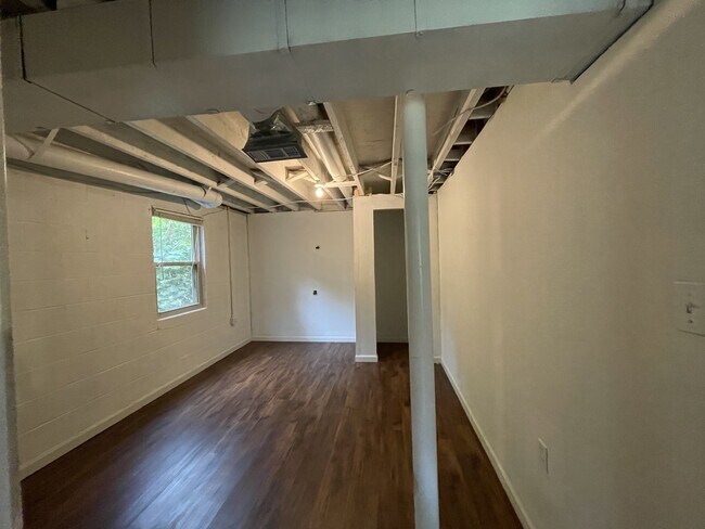 Building Photo - 1113 Craigmont Dr