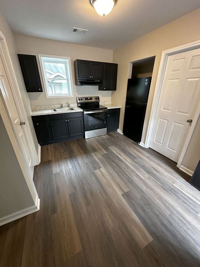 Building Photo - For Rent: Beautifully Renovated 2 Bed / 1 ...