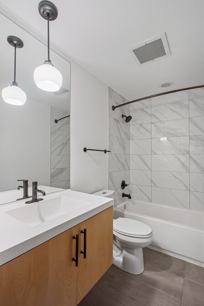 Building Photo - 1242 W Huron St