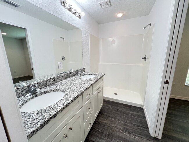 Building Photo - Beautiful 3 Bedroom, 2 Bathroom Home in Oc...