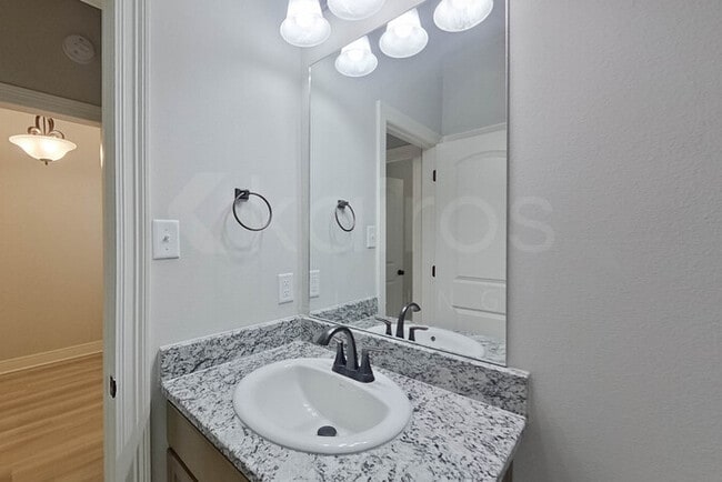 Building Photo - 3207 Rosehill Dr