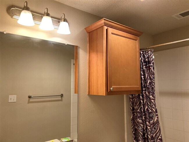 Building Photo - 2106 Main St