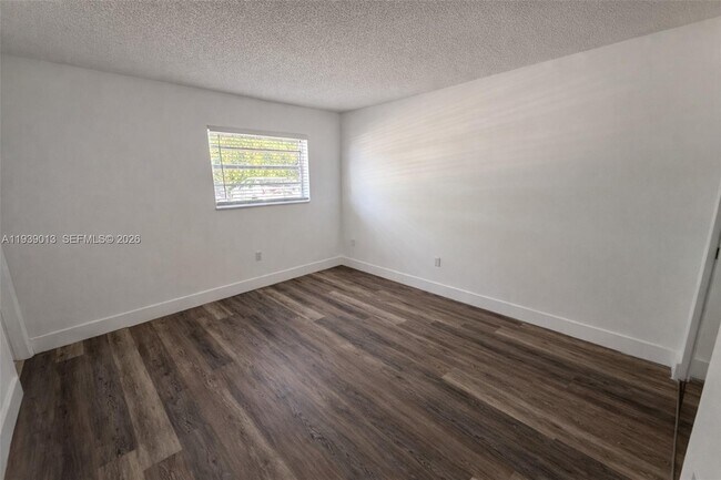 Building Photo - 415 NE 2nd St