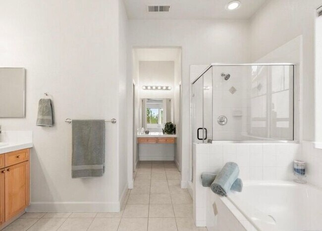 Building Photo - 6060 Cielo Cir