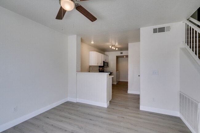 Building Photo - 3 Bedroom Townhouse with attached garage i...