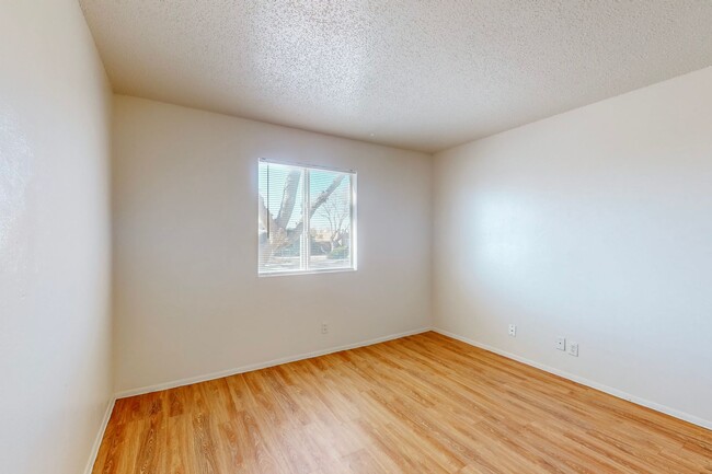 Building Photo - NE 1248/sf 3/BD 2/BA 1/CG