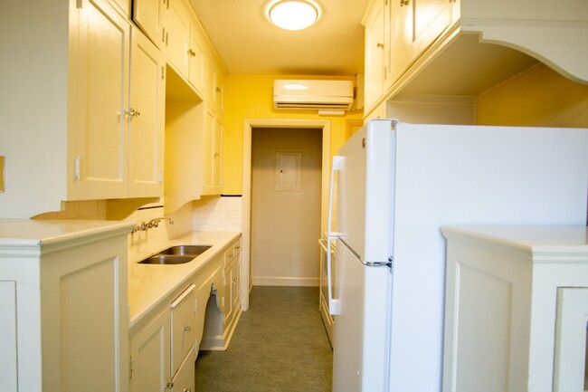 Building Photo - RARE Availability: Stunning Studio on Miss...