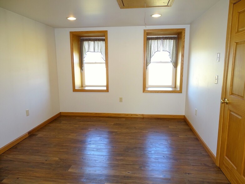 Building Photo - 454 Race Rd