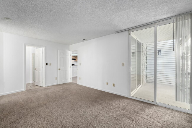 Building Photo - Updated and Stylish 1BDR/1BTH in the Eleve...