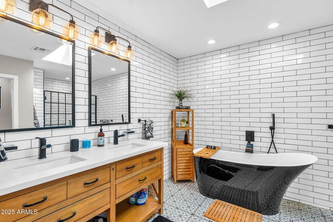 Building Photo - 4402 E Turney Ave