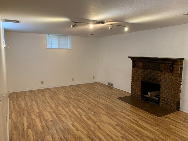 Building Photo - 1422 W Oak St