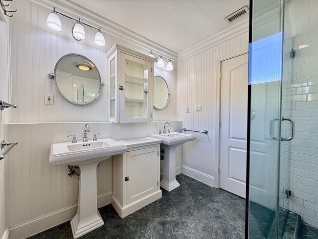 Building Photo - 4832 Maureen Ln