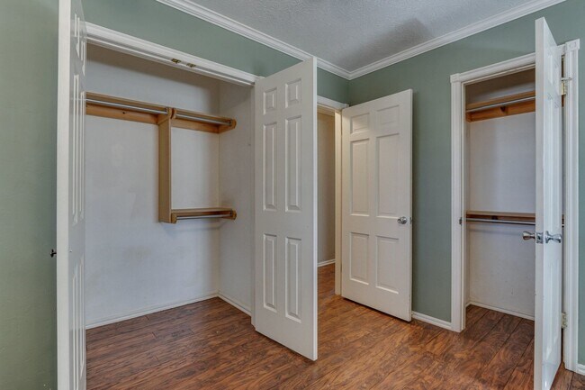 Building Photo - Three bed house in Coronado Heights