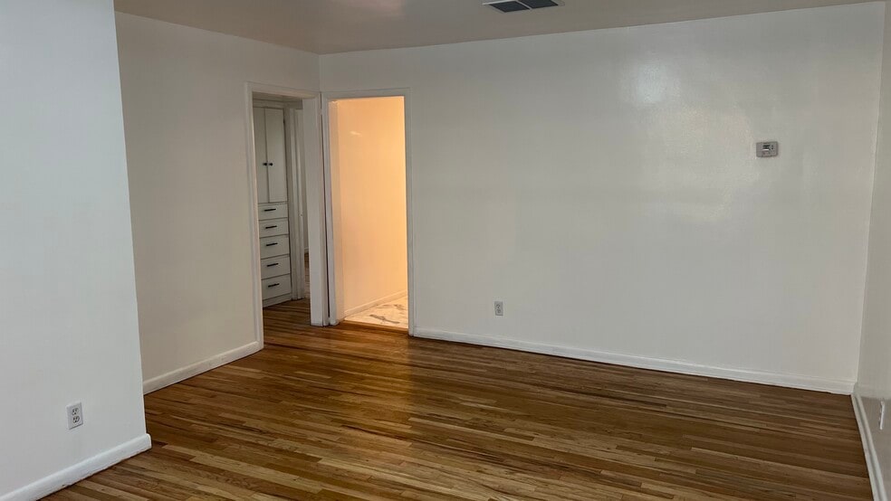 Building Photo - 931 W Fremont Ave