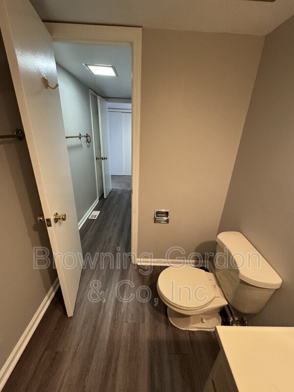 Building Photo - 5025 Hillsboro Dr