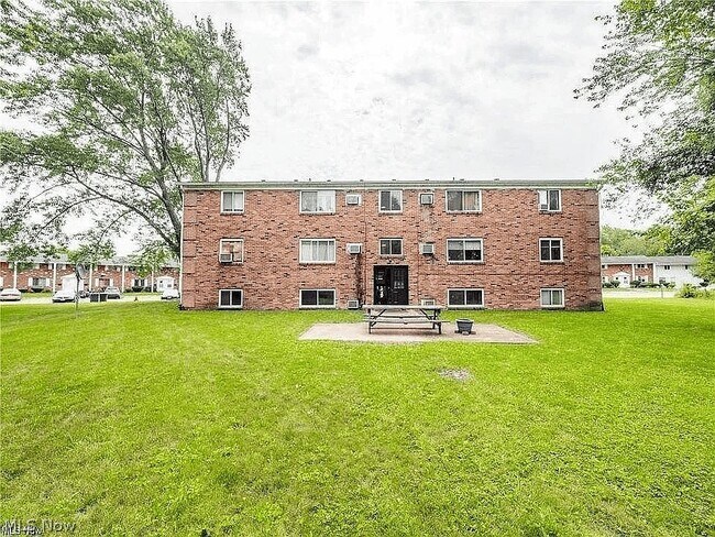 Building Photo - 676 S Shore Ct