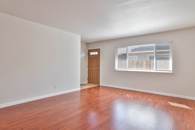 Building Photo - 1329 Essex Way