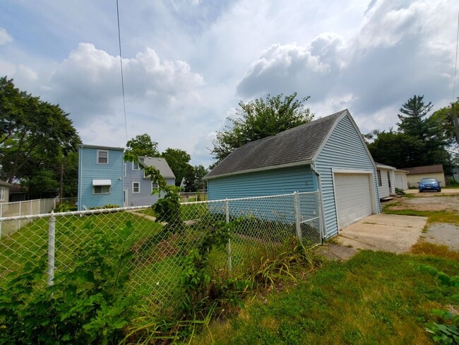 Building Photo - FOR RENT- Large Home with Fenced in Yard n...