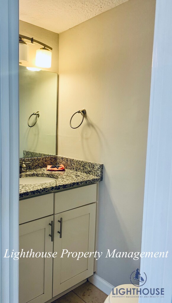 Building Photo - Renovated 2 Bedroom Townhome Just 8 Blocks From The Beach