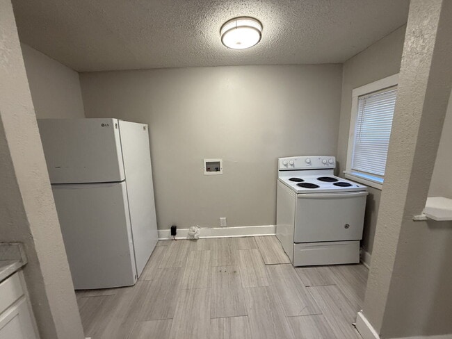 Building Photo - Beautiful 3 Bedroom , 2-Bath Home In Kansas City