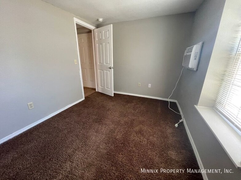 Building Photo - 1402 5th Ave