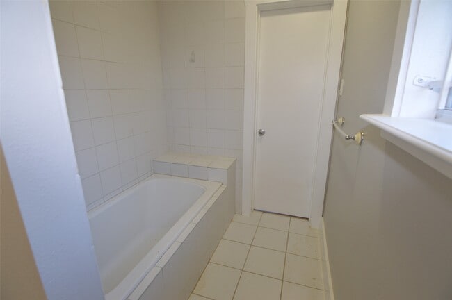 Building Photo - 2714 Holman St