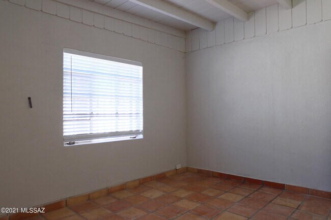 Building Photo - 3941 E Louis Ln