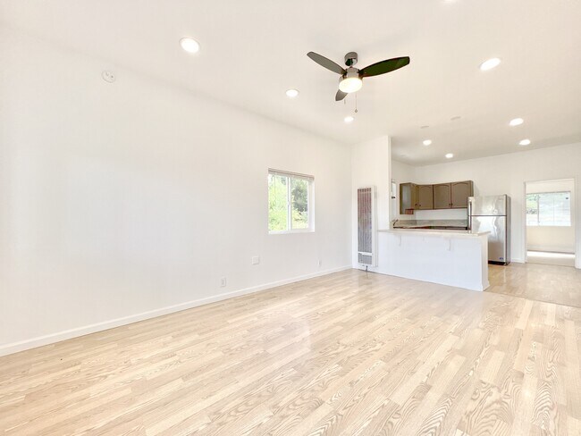 Building Photo - 6146 1/2 Mesa Avenue