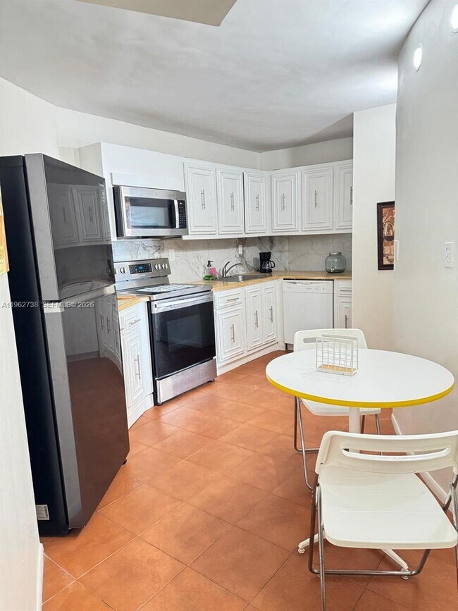 Building Photo - 800 Parkview Dr