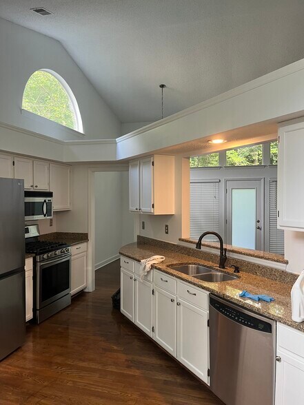 Building Photo - 3412 Armitage Dr
