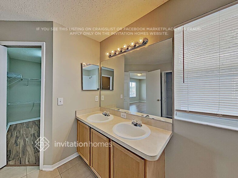 Building Photo - 12619 Longcrest Dr