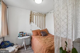 Building Photo - 604 S Washington Square