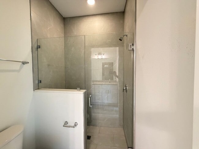 Building Photo - 5353 Vista Lago Dr