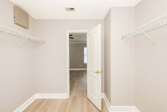 Building Photo - 16021 Summerville Lake Dr