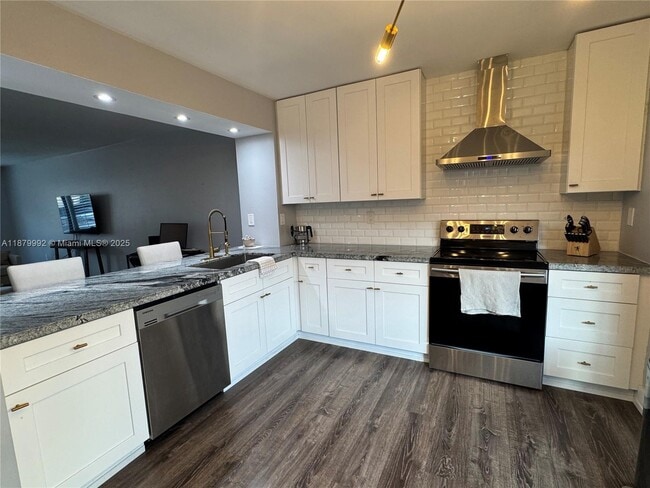 Building Photo - 10048 SW 77th Ct