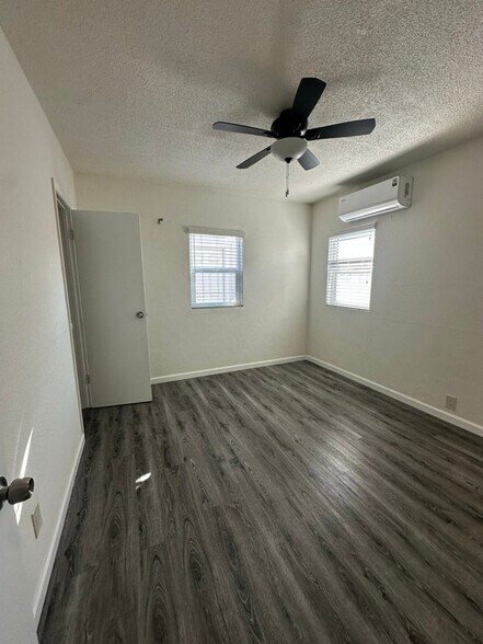 Building Photo - 241 1/2 W 89th St