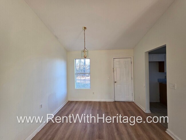 Building Photo - Awesome 3 bd/ 2 bath home / Ranch Home / No Steps / Upgrades Galore / Great Location