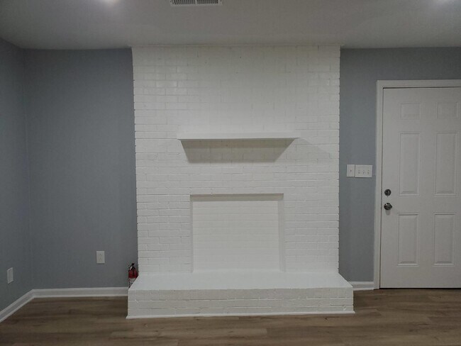 Building Photo - $500 off one month.  Call for details. "Ch...