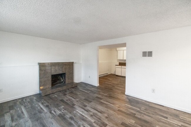 Building Photo - 1631 E Rowan Ave