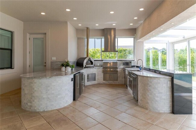 Building Photo - 13125 Casabella Dr