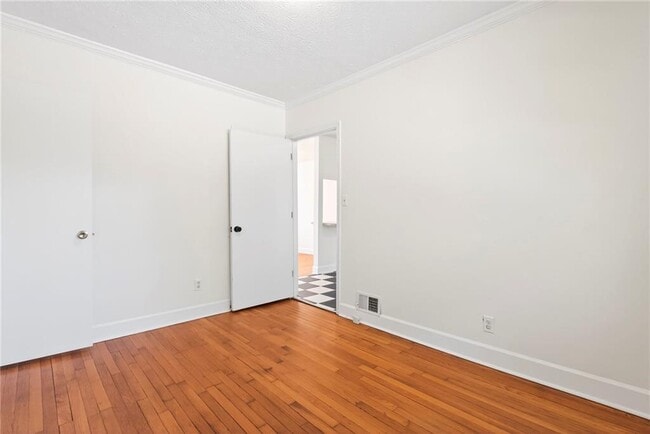 Building Photo - 3006 Hollywood Dr